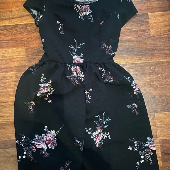 Floral Short Sleeve Dress - Picture 2 of 5